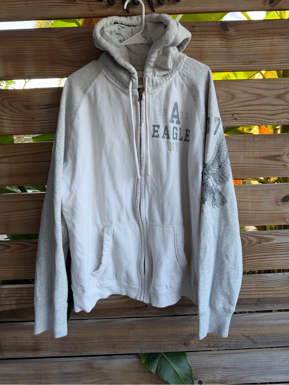Y2K American Eagle Outfitters White & Light Gray Zip-Up Hoodie Jacket